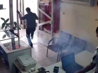 Adana'da Telefon Tamiri Sırasında Batarya Patladı, Güvenlik Kamerası Kaydetti
