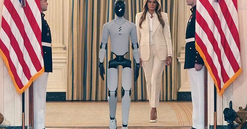 Melania Trump ve İnsansı Robot Beyaz Saray'daki Eğitim Zirvesinde Bir Araya Geldi