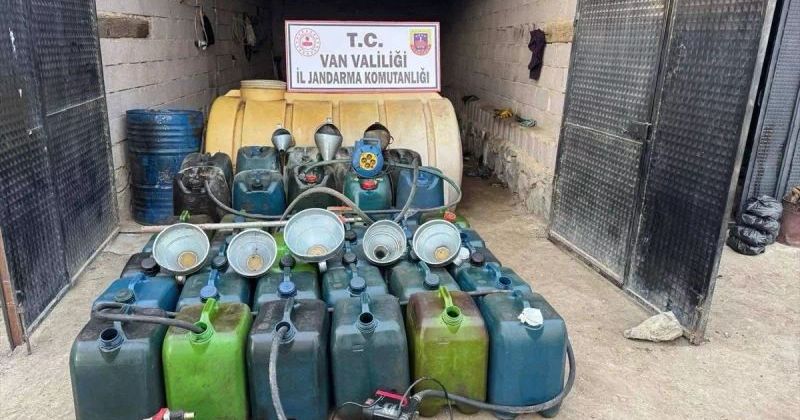 Van Saray'da 2 Bin 30 Litre Gümrük Kaçağı Akaryakıt Ele Geçirildi