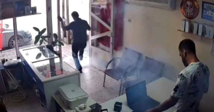 Adana'da Telefon Tamiri Sırasında Batarya Patladı, Güvenlik Kamerası Kaydetti