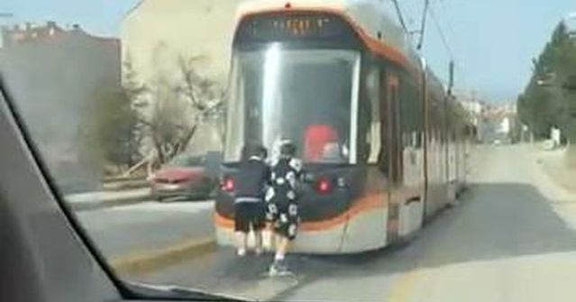 Eskişehir'de İki Çocuğun Tramvay Arkasında Tehlikeli Paten Yolculuğu Kamerada