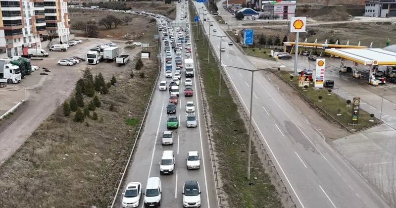 Kırıkkale'de Bayram Dönüşü Trafik Sıkışıklığı Yaşanıyor