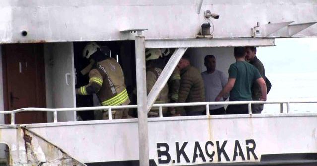 Kadıköy İskelesi'nde Yolcu Teknesinde Çıkan Yangın Kontrol Altına Alındı