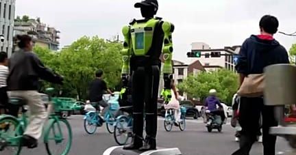 Hangzhou’da Trafik Yönetimine İnsansı Robotlar Destek Veriyor