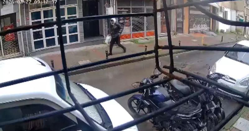 Kadıköy'de İş Yerinden Laptop Çalındı, Güvenlik Kameraları Kayıt Altında