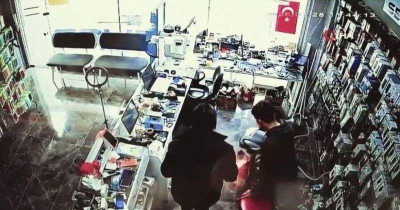 Aksaray’da Cep Telefonu Tamir Sırasında Patlayarak Alev Aldı