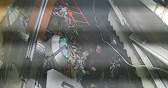 Sivas'ta Devrilen Otomobilin Altında Kalmaktan Son Anda Kurtulan Yaya Güvenlik Kamerasında