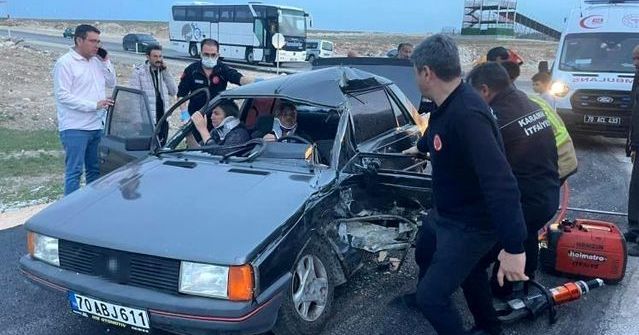 Karaman'da Kamyonet ile Otomobil Çarpıştı: 3 Kişi Yaralandı