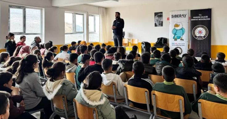 Savur'da Okullarda Siber Güvenlik ve Teknoloji Bağımlılığı Eğitimi Verildi