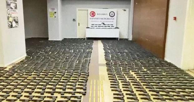 Pendik'te Toprak Altından Binlerce Silah Parçası Ele Geçirildi