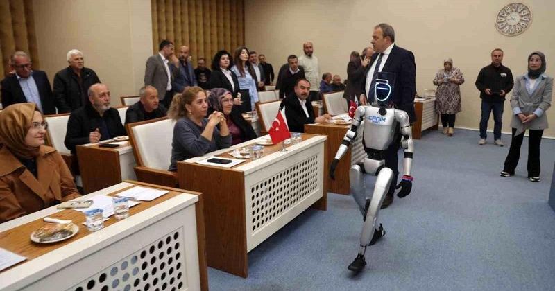 Türkiye'nin İlk Nüfusa Kayıtlı İnsansı Robotu CANİKMAN Meclis Toplantısında