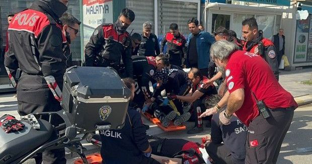 Motosiklet ile otomobil çarpıştı: 2 polis memuru yaralandı