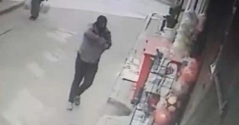 Fatih’te Oyuncak Silahla Soygun Girişimi Güvenlik Kamerasında