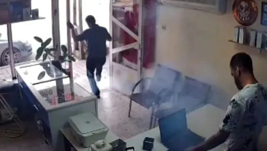 Adana'da Telefon Tamiri Sırasında Batarya Patladı, Güvenlik Kamerası Kaydetti