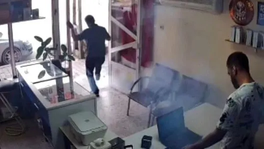 Adana'da Telefon Tamiri Sırasında Batarya Patladı, Güvenlik Kamerası Kaydetti
