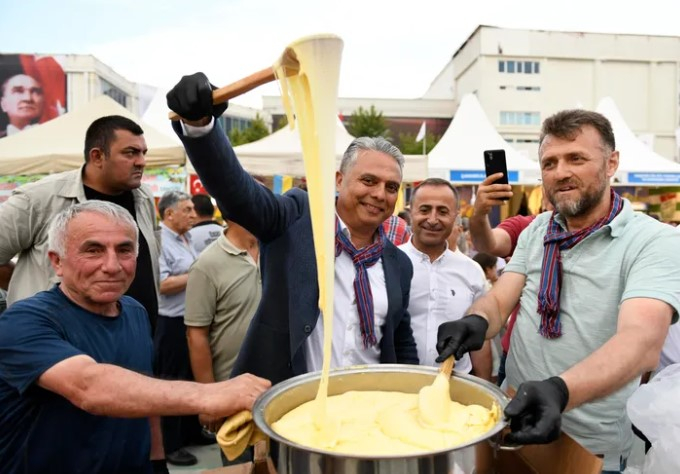 Antalya Muratpaşa’da “Yöreler Renkler” Şenliği Coşkusu