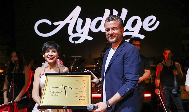 Buca'da Zafer Bayramı coşkusu Aydilge konseri ile taçlandı