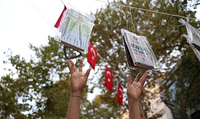 Kocaeli'de gelenek bozulmadı, kitaplar yine ilk ağaçlarda açtı!