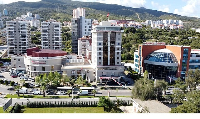 Narlıdere Belediyesi'nden minik öğrencilere çanta ve kırtasiye desteği
