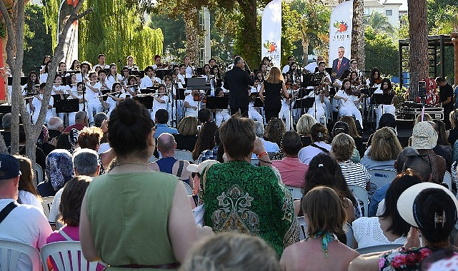 Kemer'de sokak hayvanları yararına üçüncü konser