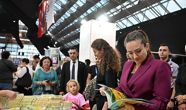 Ahmet Ümit, Antalya Kitap Fuarı'nda Okurlarıyla Buluştu