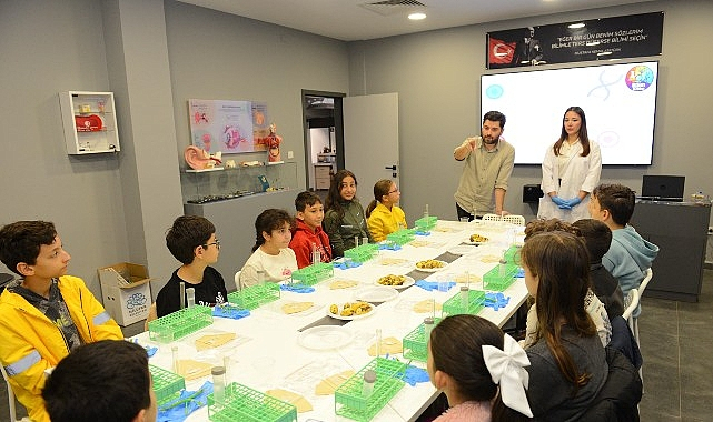 Nilüfer'de çocuklar muzdan DNA izolasyonu yaptı