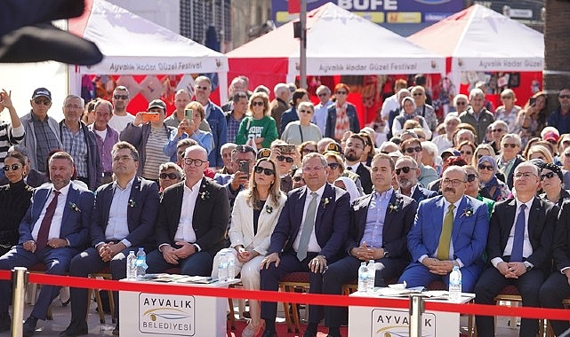 20'ncisi düzenlenen Uluslararası Zeytin Hasat ve Turizm Festivali, kortej yürüyüşüyle başladı.