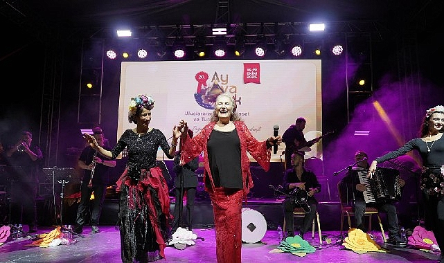 Suzan Kardeş, Ayvalık'ta Balkan Ezgileriyle Festival Finalini Renklendirdi