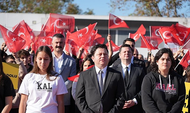 Kadıköy'de, 29 Ekim Kutlamaları Meşale Yakma Töreni ile Başladı