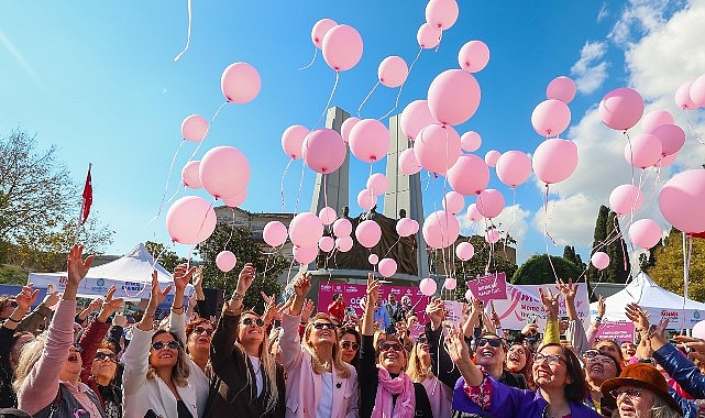 Bakırköy'de Meme Kanseri Farkındalığı İçin Pembe Balonlar Gökyüzüne Bırakıldı