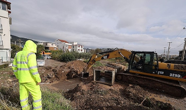 İzmir Büyükşehir Belediyesi Ekipleri Bergama’da Aşırı Yağışla Mücadele Ediyor