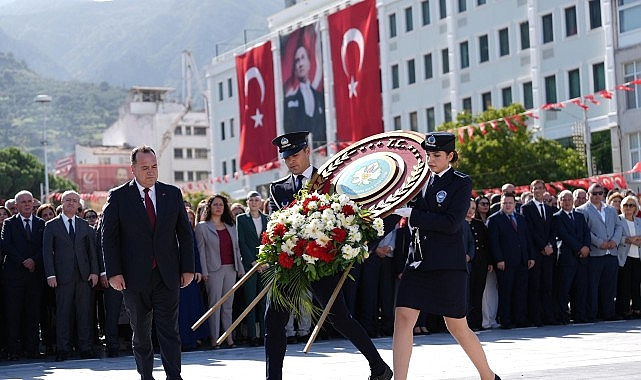 29 Ekim Cumhuriyet Bayramı Coşkusu Çelenk Töreniyle Başladı