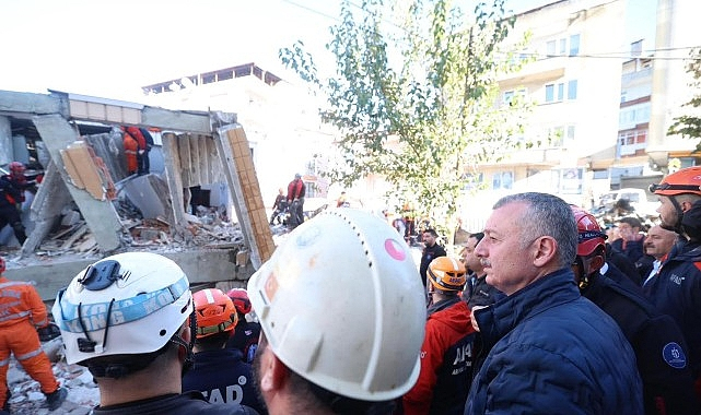 Gebze'de Çöken Binada Enkaz Altından Gelen Sese Ulaşılamaya Çalışılıyor