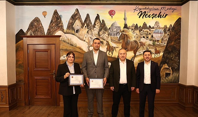 “İlmek İlmek Türkiye” Projesi Kapsamında Hazırlanan Halı Motifi Vali Fidan’a Takdim Edildi