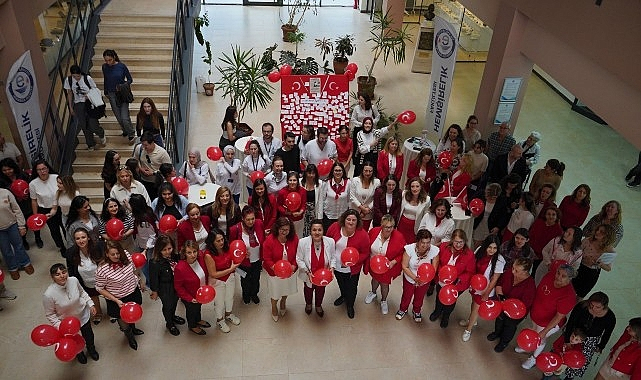 EÜ Hemşirelik Fakültesi’nde Cumhuriyet Coşkusu Balonlarla Gökyüzüne Uçtu