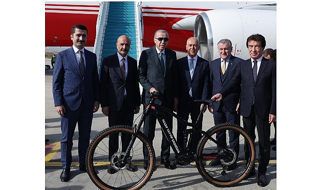 Türkiye Bisiklet Federasyonu'ndan Cumhurbaşkanı Erdoğan'a Özel Teşekkür ve 60. Yıl Kupası Takdimi