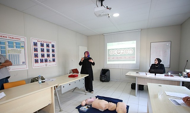 Kocaeli Büyükşehir Belediyesi Yol ve Bakım Personeline Hayat Kurtaran İlk Yardım Eğitimi Verdi