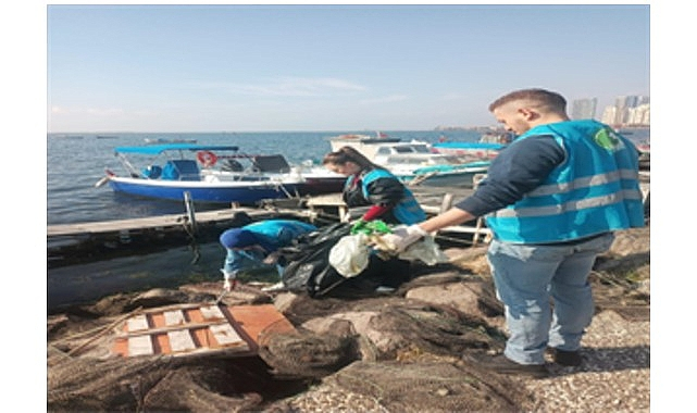 Karşıyaka'da Doğaseverler Kıyı Temizliği Etkinliği Düzenledi